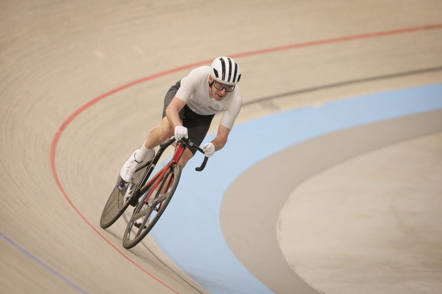 Cyclist in action on the velodrome using a Novacorona Fierté frameset and Digirit Chainrings