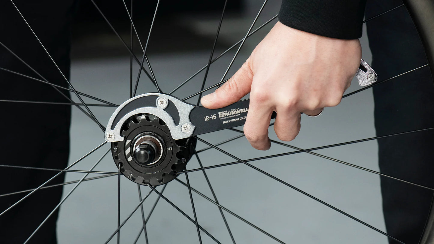 COG1218LS short cog & lockring incredibly useful tool by Runwell Japan, in action on a track fixed gear cog rear wheel