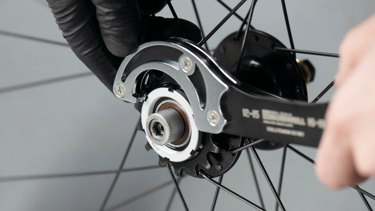 COG1218LS short cog & lockring incredibly useful tool by Runwell Japan, in action on a track fixed gear cog lockring