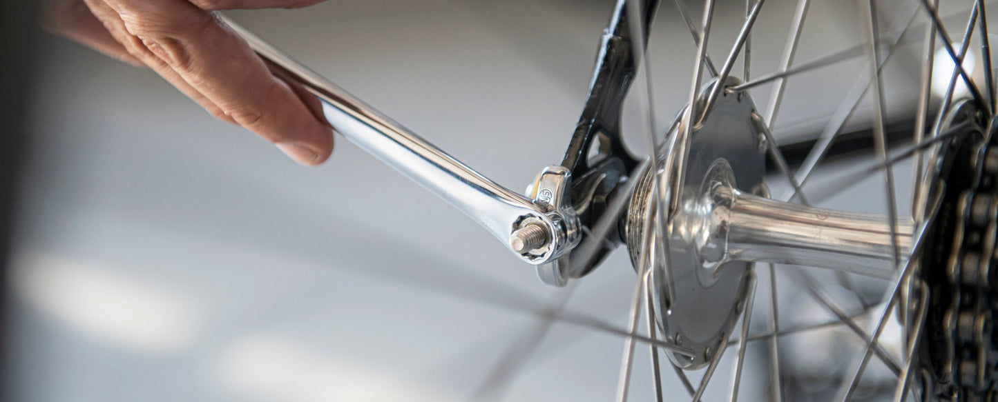 NEZILE1015 tool, with a 10mm spanner head on a chain tensionner nut