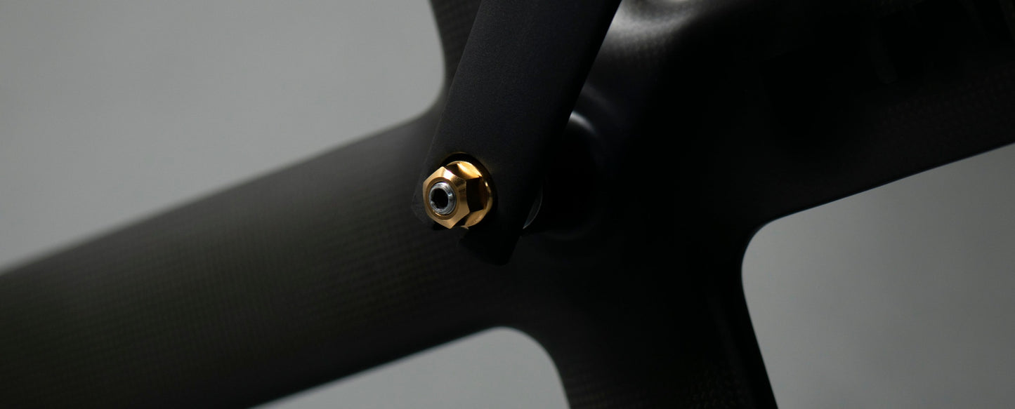 Perfomance track axle nuts by Runwell, M10, Gold on a front four-spoke