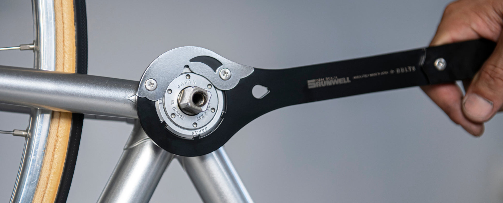 Boottom bracket tool by runwell, in action on a NJS bycicle's bottom bracket